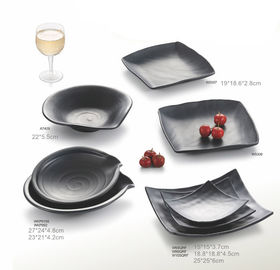 A louça da porcelana ajusta-se/da placa matte preta do grupo jantar da melamina a forma original