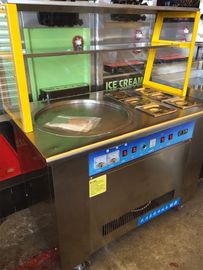Máquina rolada fritada única bandeja do gelado com os 6 PCes que cobrem o recipiente